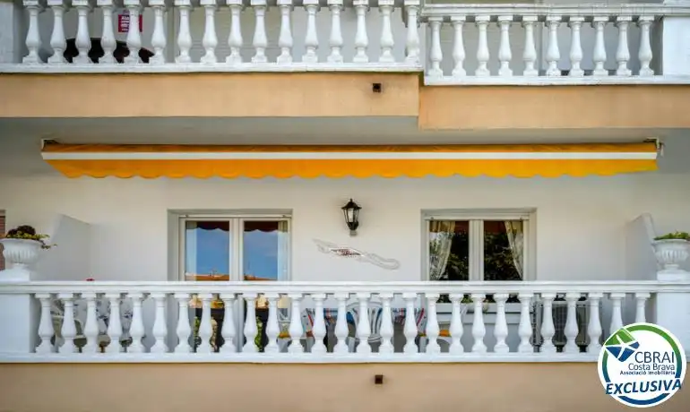 Terrasse von Erdgeschoss zum Verkauf in Empuriabrava mit Möbliert und Gemeinschaftspool