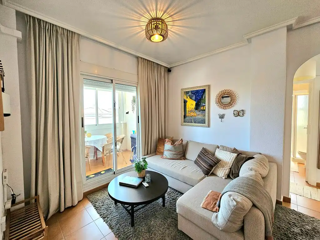 Sala d'estar de Casa o xalet en venda en Torrevieja amb Aire condicionat, Terrassa i Moblat