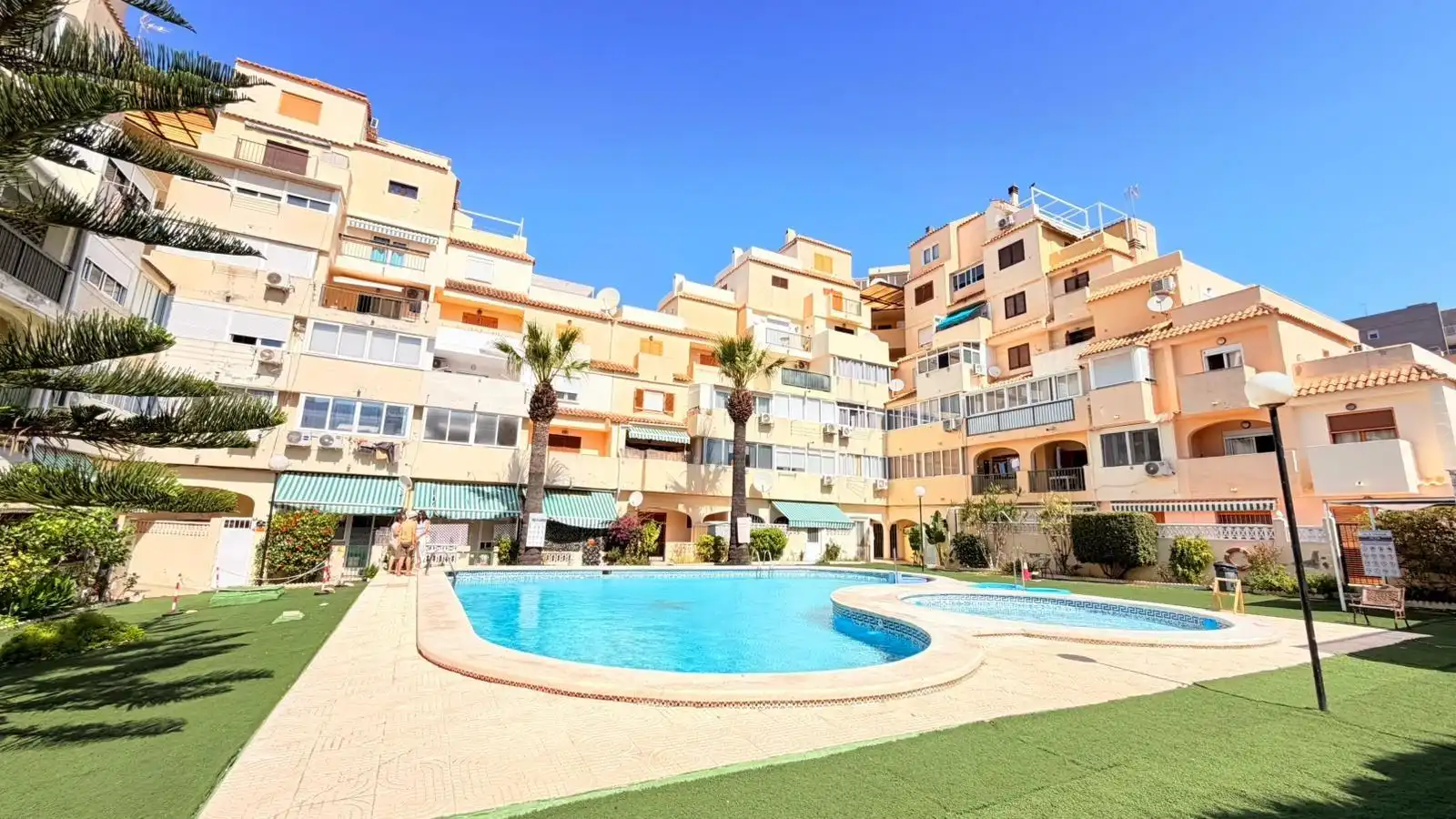 Vista exterior de Àtic en venda en Torrevieja amb Aire condicionat, Terrassa i Moblat