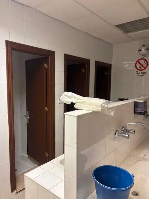 Badezimmer von Fabrikhallen zur Miete in Loiu