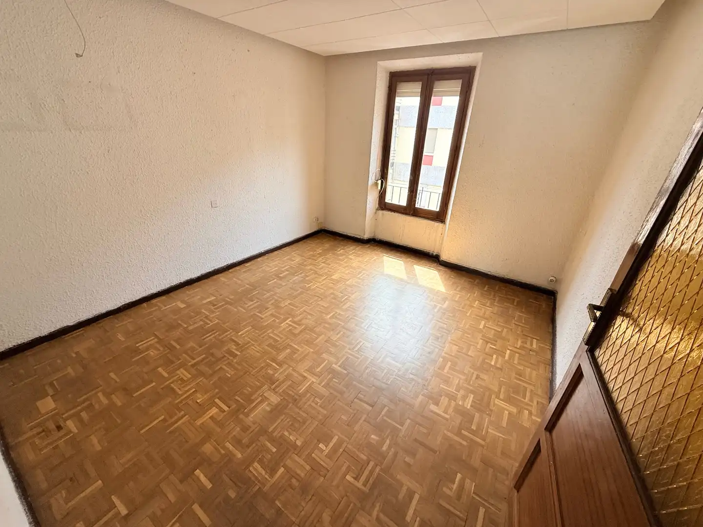 Dormitori de Apartament en venda en León Capital  amb Parquet, Traster i Balcó