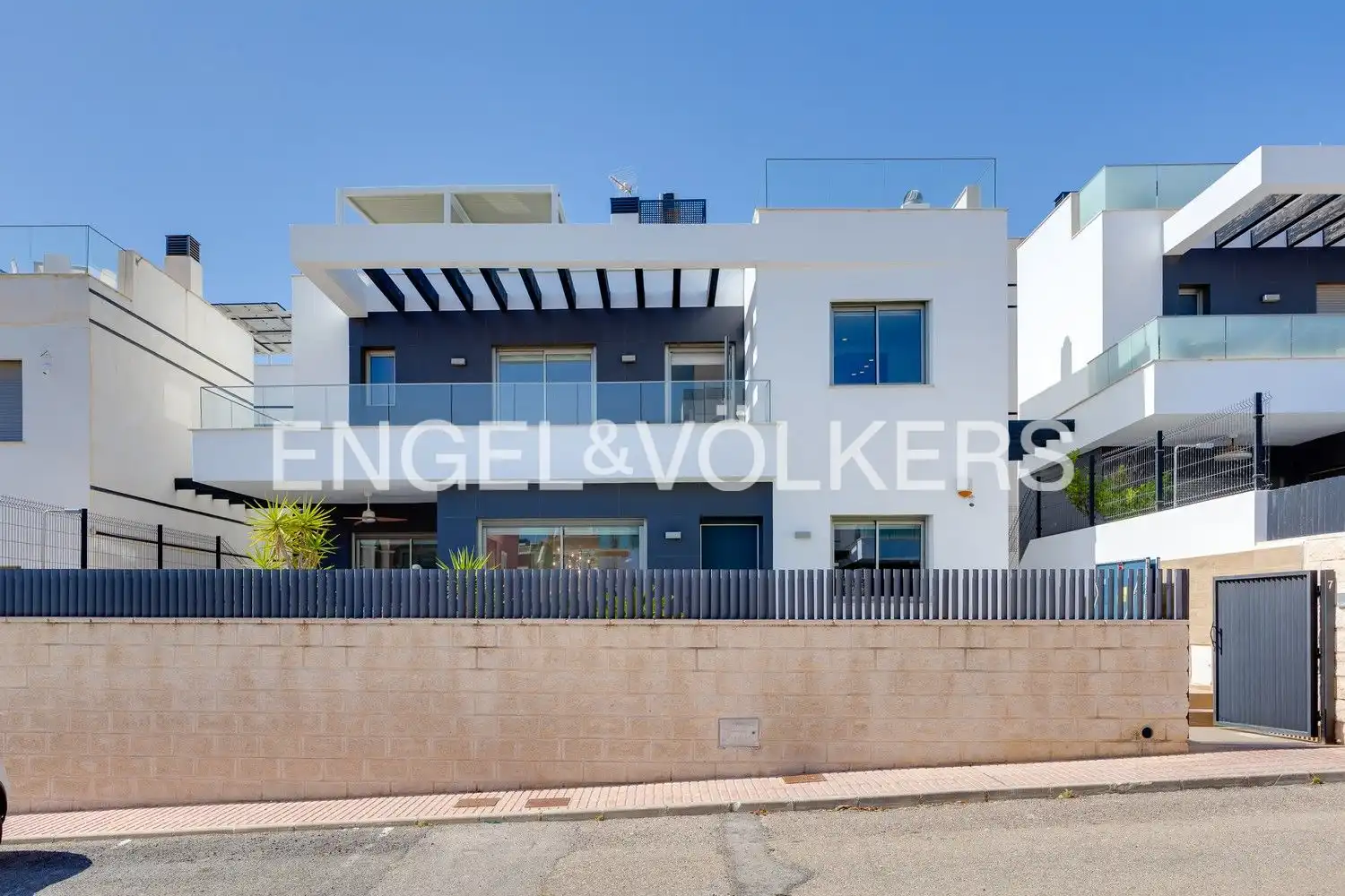 Vista exterior de Casa o xalet en venda en Orihuela amb Aire condicionat, Calefacció i Jardí privat