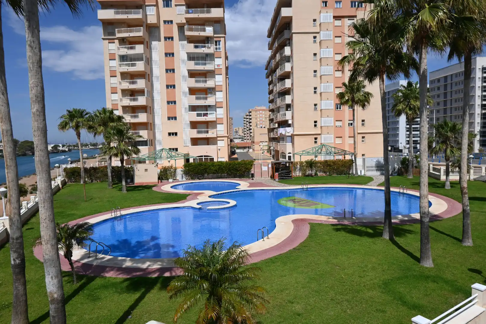 Piscina de Apartamento en venta en La Manga del Mar Menor con Terraza, Amueblado y Horno