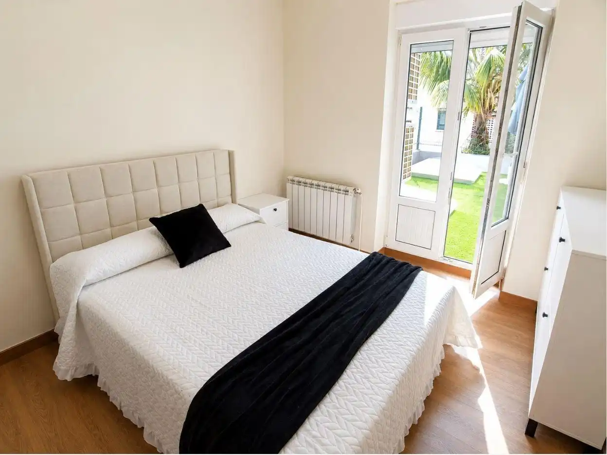 Habitación de Casa o chalet de alquiler en Torrelavega  con Calefacción, Terraza y Amueblado