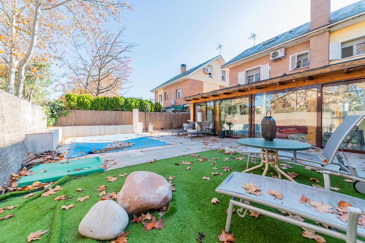 Swimming pool of Single-family semi-detached for sale in Villanueva de la Cañada  with Heating