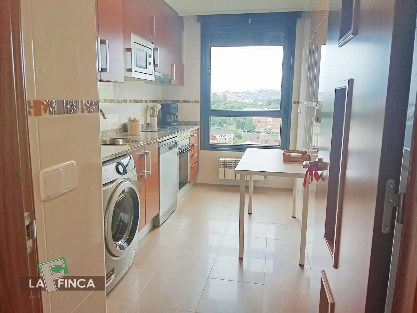 Cuina de Pis de lloguer en Oviedo  amb Traster i Moblat