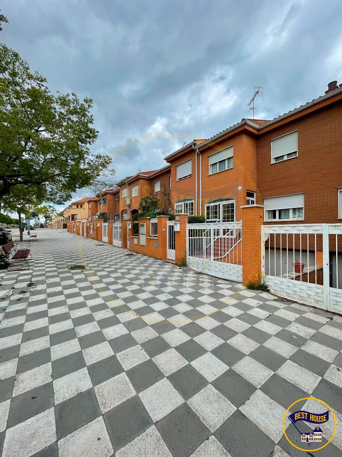 Vista exterior de Casa o xalet en venda en Cuenca Capital amb Calefacció, Terrassa i Traster