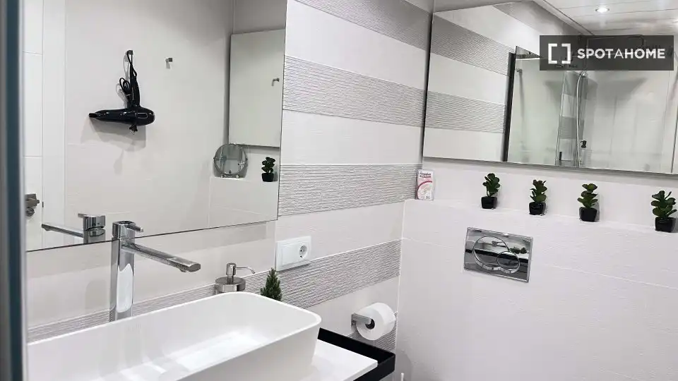 Badezimmer von Wohnung zur Miete in Valencia mit Klimaanlage, Heizung und Möbliert