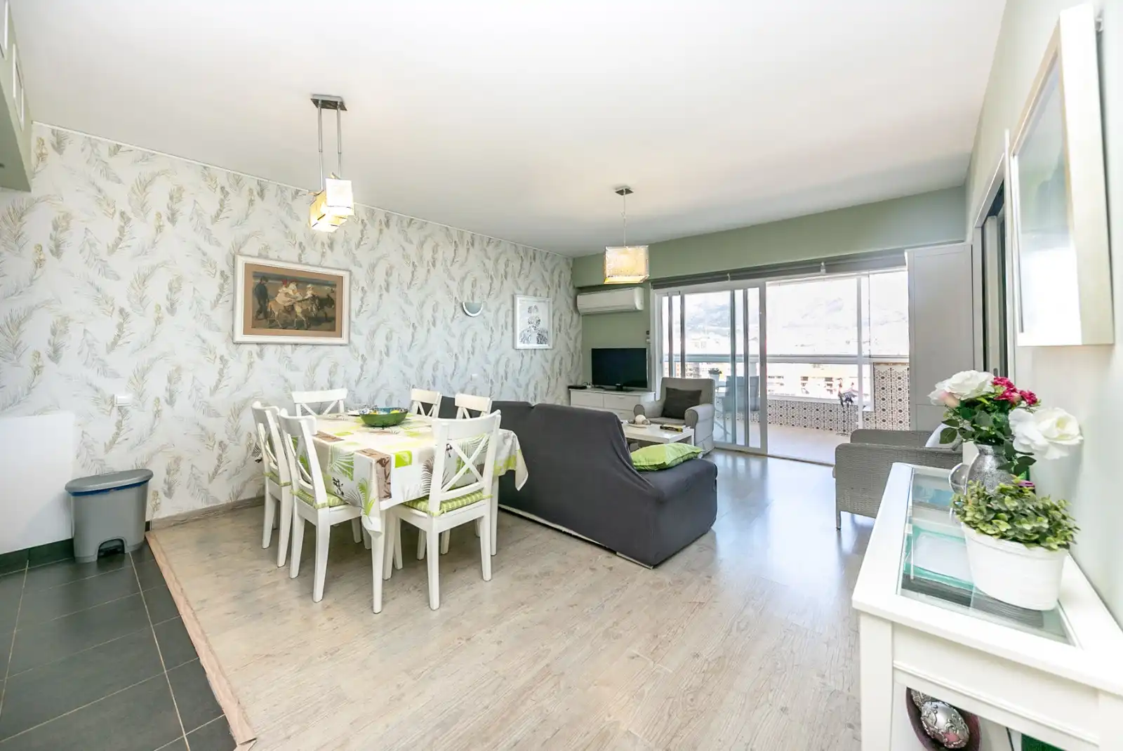 Esszimmer von Dachboden zur Miete in Fuengirola mit Klimaanlage, Terrasse und Möbliert