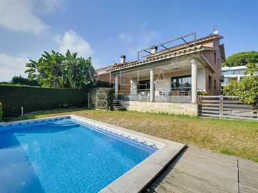 Casa amb piscina en venda a Avenida Rossello 4-B