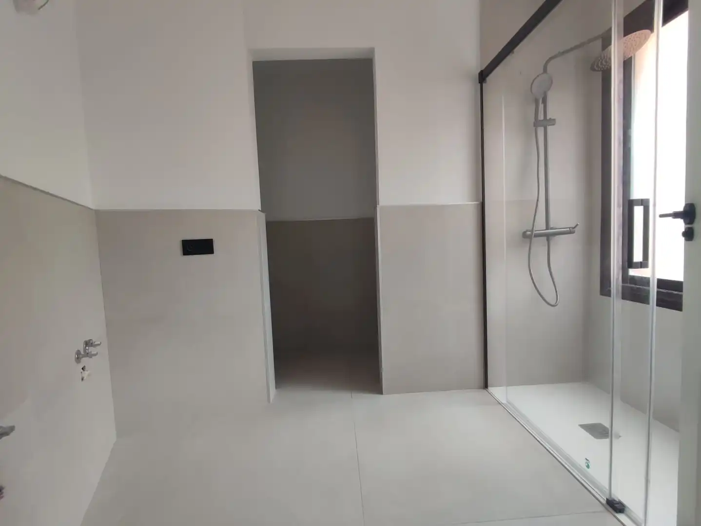 Badezimmer von Dachboden zum Verkauf in Estepona mit Terrasse und Schwimmbad