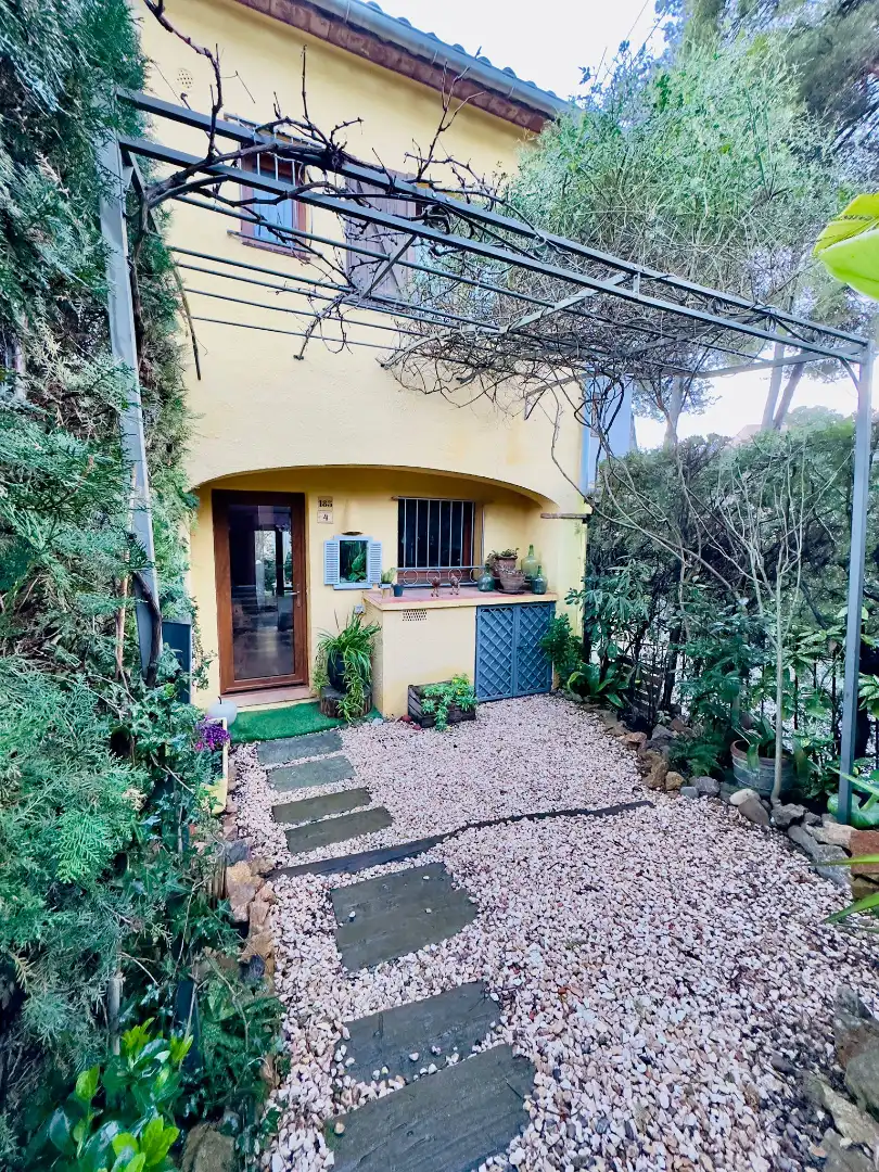 Vista exterior de Casa adosada en venta en L'Estartit con Aire acondicionado, Calefacción y Jardín privado