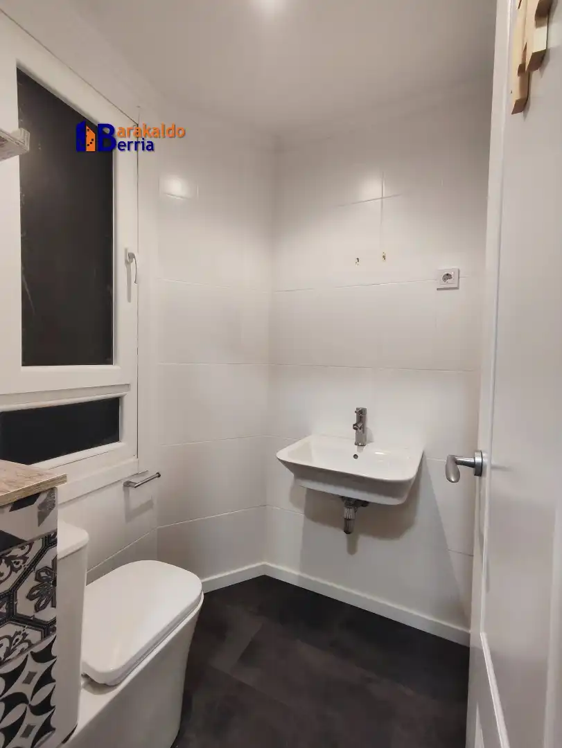 Bathroom of Office for sale in Barakaldo 