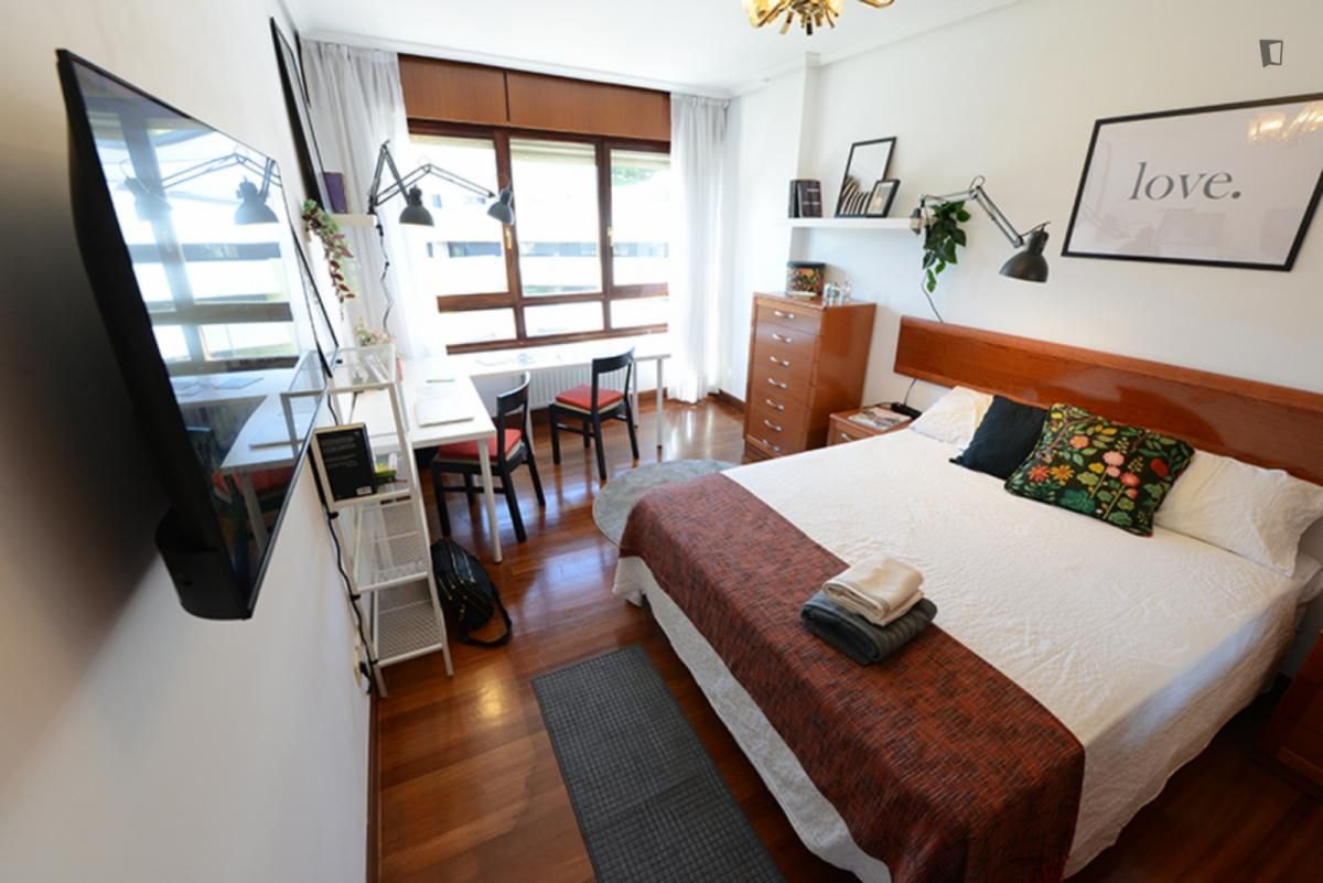 Dormitori de Apartament per a compartir en Bilbao  amb Moblat, Forn i Rentadora