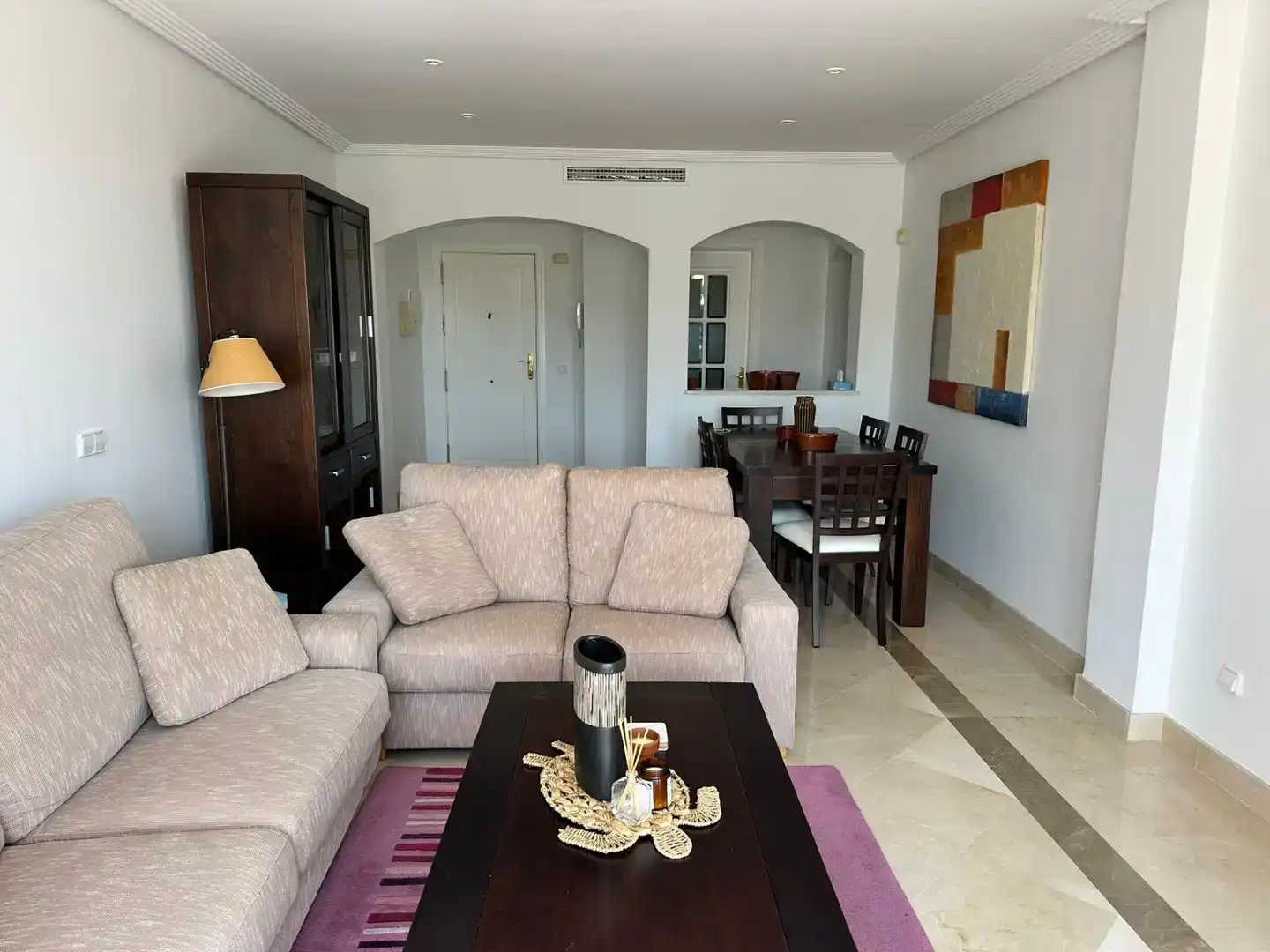 Sala d'estar de Apartament de lloguer en Benahavís amb Aire condicionat i Piscina
