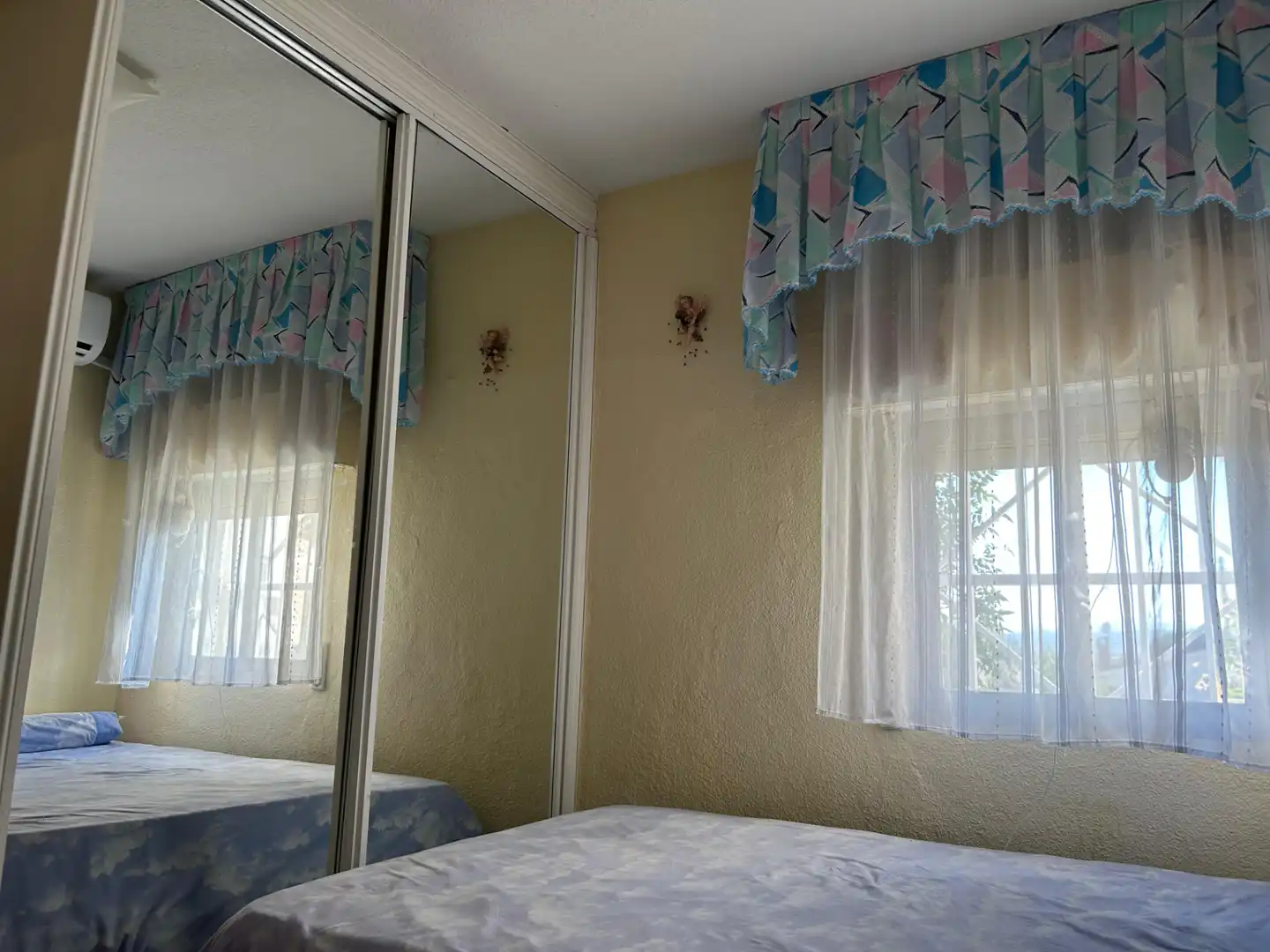 Schlafzimmer von Einfamilien-Reihenhaus zum Verkauf in Santa Cruz del Retamar mit Klimaanlage, Heizung und Privatgarten