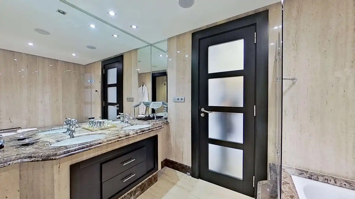 Baño de Ático en venta en Marbella con Aire acondicionado, Terraza y Sauna