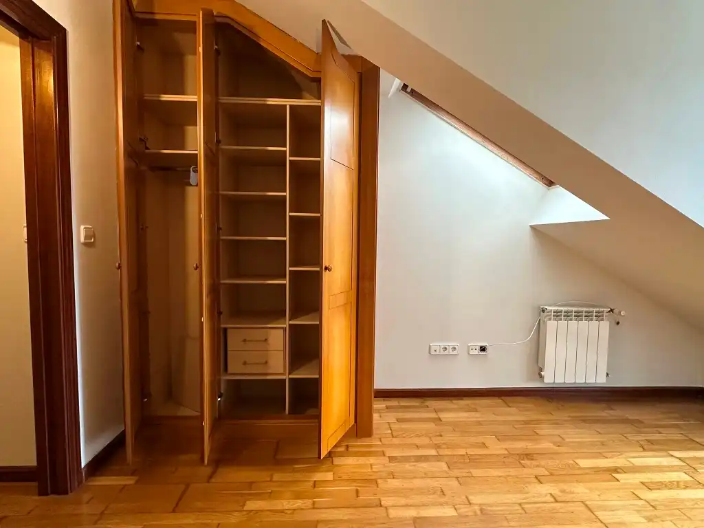 Dormitori de Casa adosada en venda en Gijón  amb Calefacció, Parquet i Terrassa
