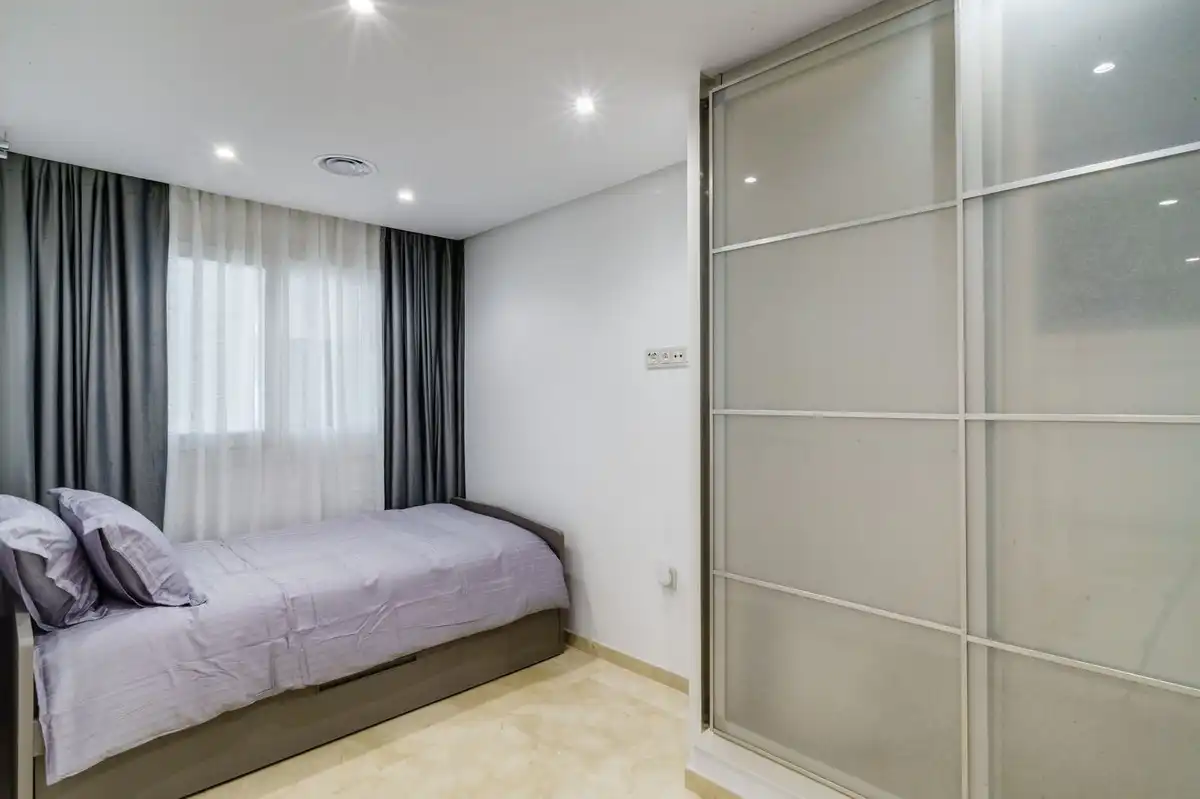 Habitación de Planta baja de alquiler en Estepona con Aire acondicionado, Terraza y Piscina comunitaria