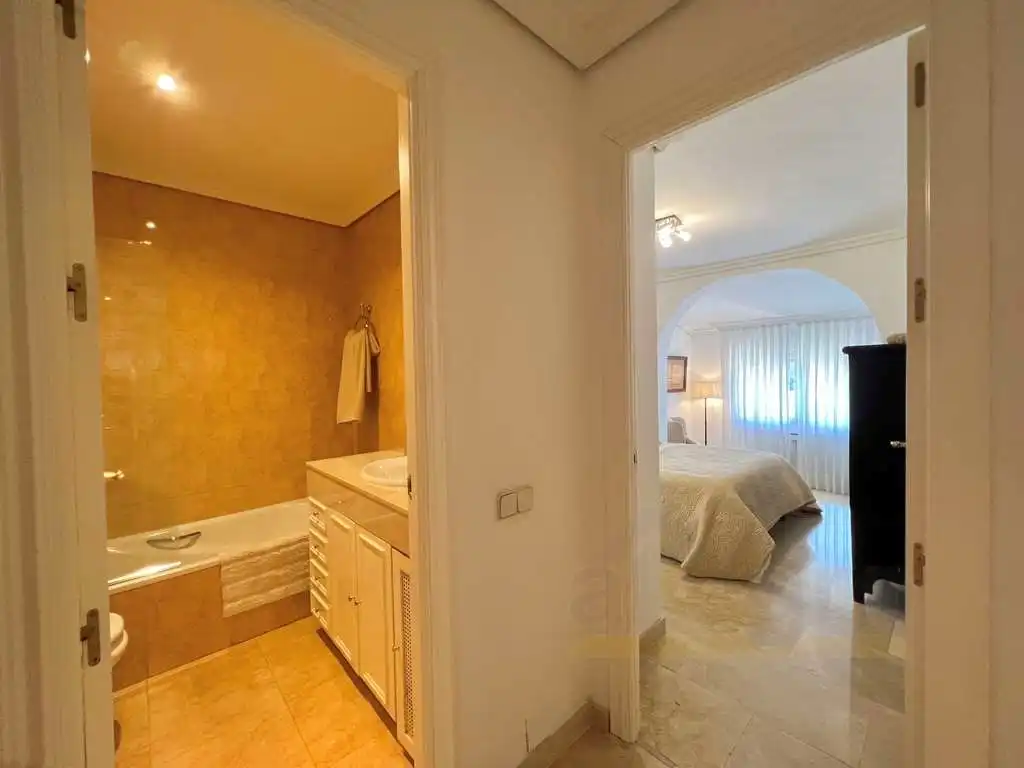 Bany de Casa o xalet en venda en Galapagar amb Aire condicionat, Jardí privat i Piscina