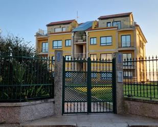 Vista exterior de Pis en venda en Sanxenxo amb Calefacció, Jardí privat i Terrassa