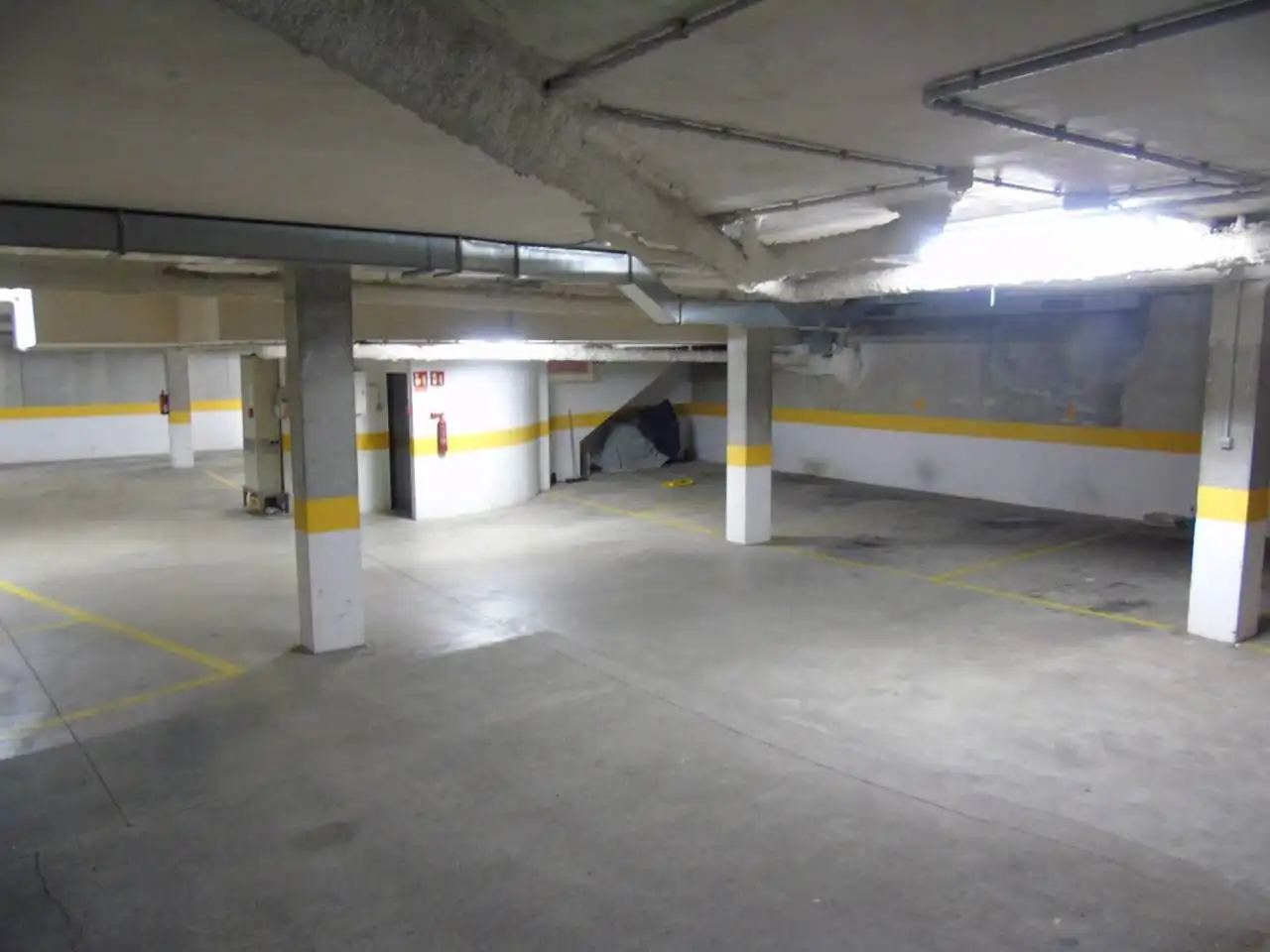 Parking with lift for sale in angel guimera, imagen 2