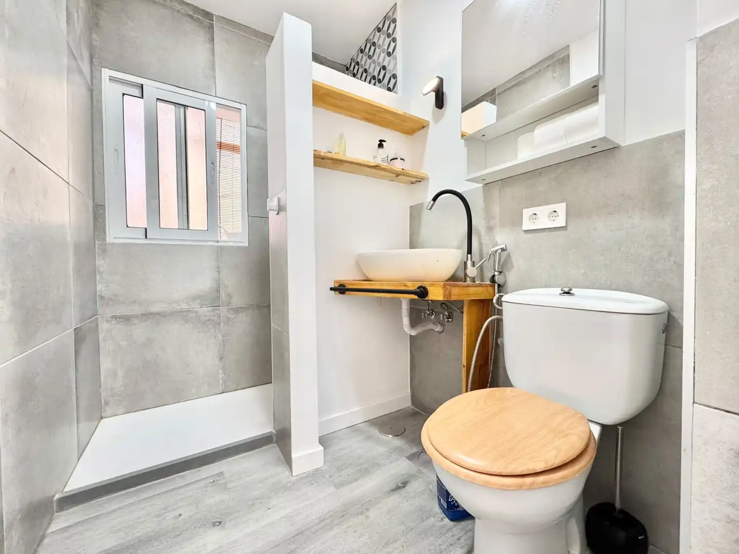 Bathroom of Apartments for rent in Torrevieja  with Air Conditioner, Heating and Terrace