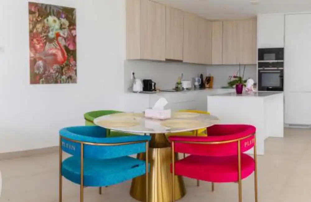 Esszimmer von Einfamilien-Reihenhaus zum Verkauf in Casares mit Klimaanlage, Privatgarten und Terrasse