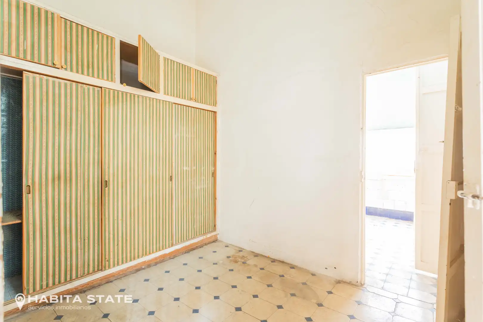 Dormitori de Edifici en venda en Almería