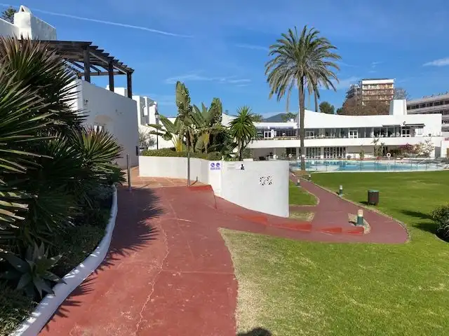 Vista exterior de Casa adosada de alquiler en Estepona con Aire acondicionado, Calefacción y Terraza