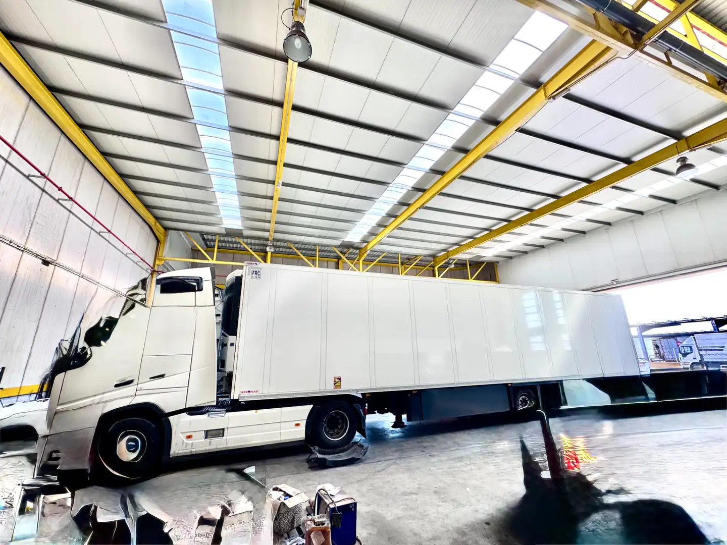 Parkplatz von Fabrikhallen zum Verkauf in El Ejido mit Alarm