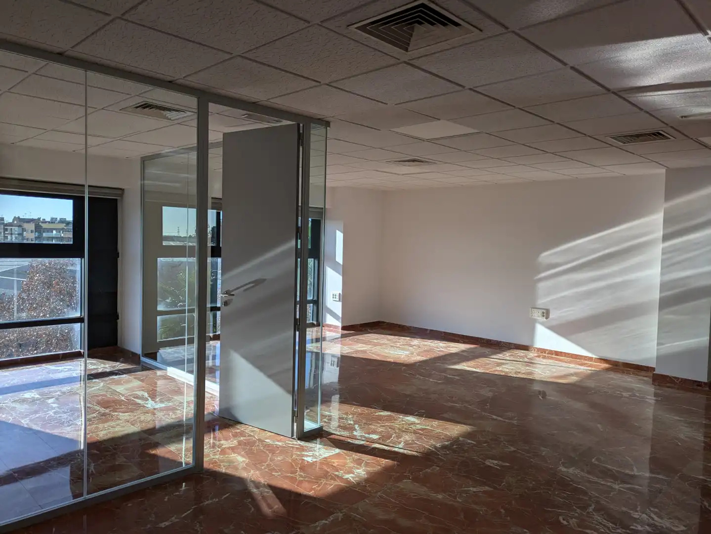 Büro zur Miete in Cornellà de Llobregat mit Klimaanlage, Heizung und Internet