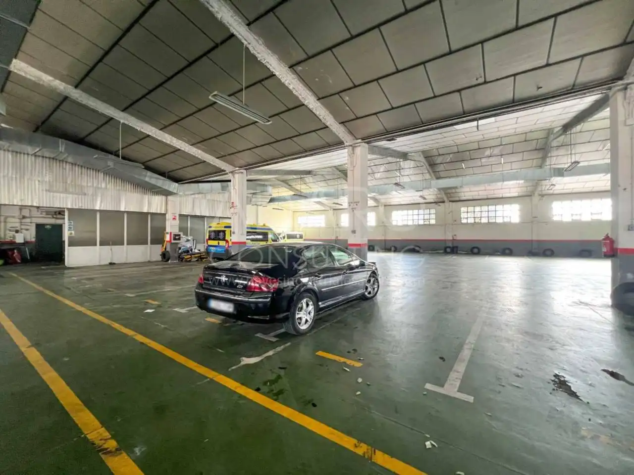Parkplatz von Fabrikhallen zur Miete in Leganés mit Alarm