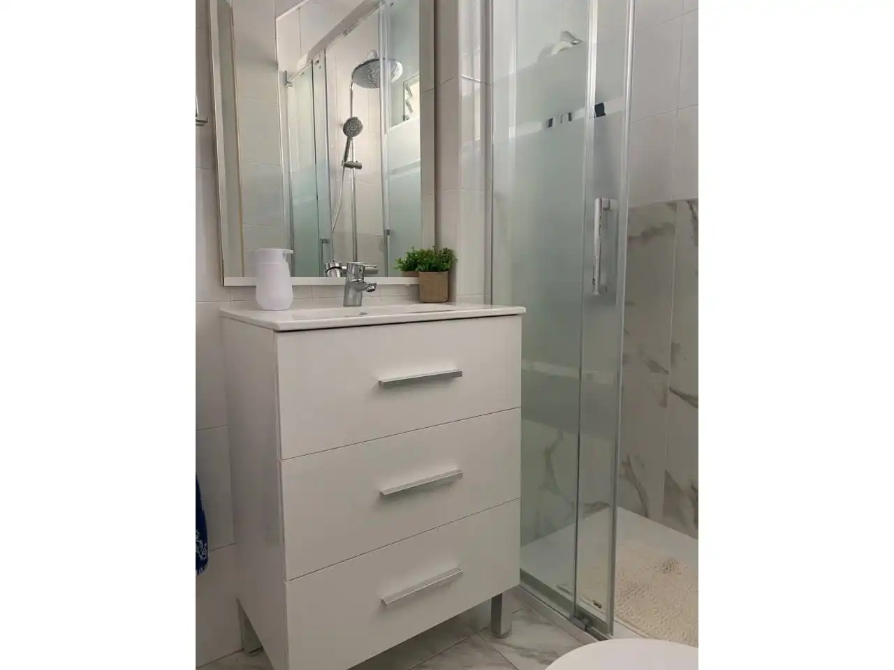 Baño de Piso de alquiler en Vilanova i la Geltrú con Aire acondicionado, Calefacción y Terraza