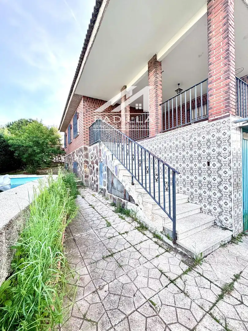 Vista exterior de Casa o xalet en venda en El Viso de San Juan amb Calefacció, Terrassa i Piscina