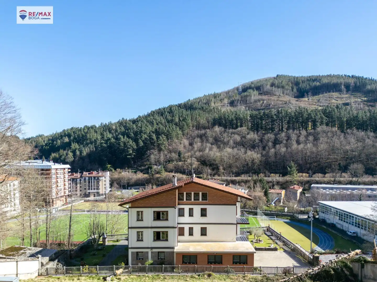 Vista exterior de Casa o xalet en venda en Legazpi amb Calefacció, Jardí privat i Parquet
