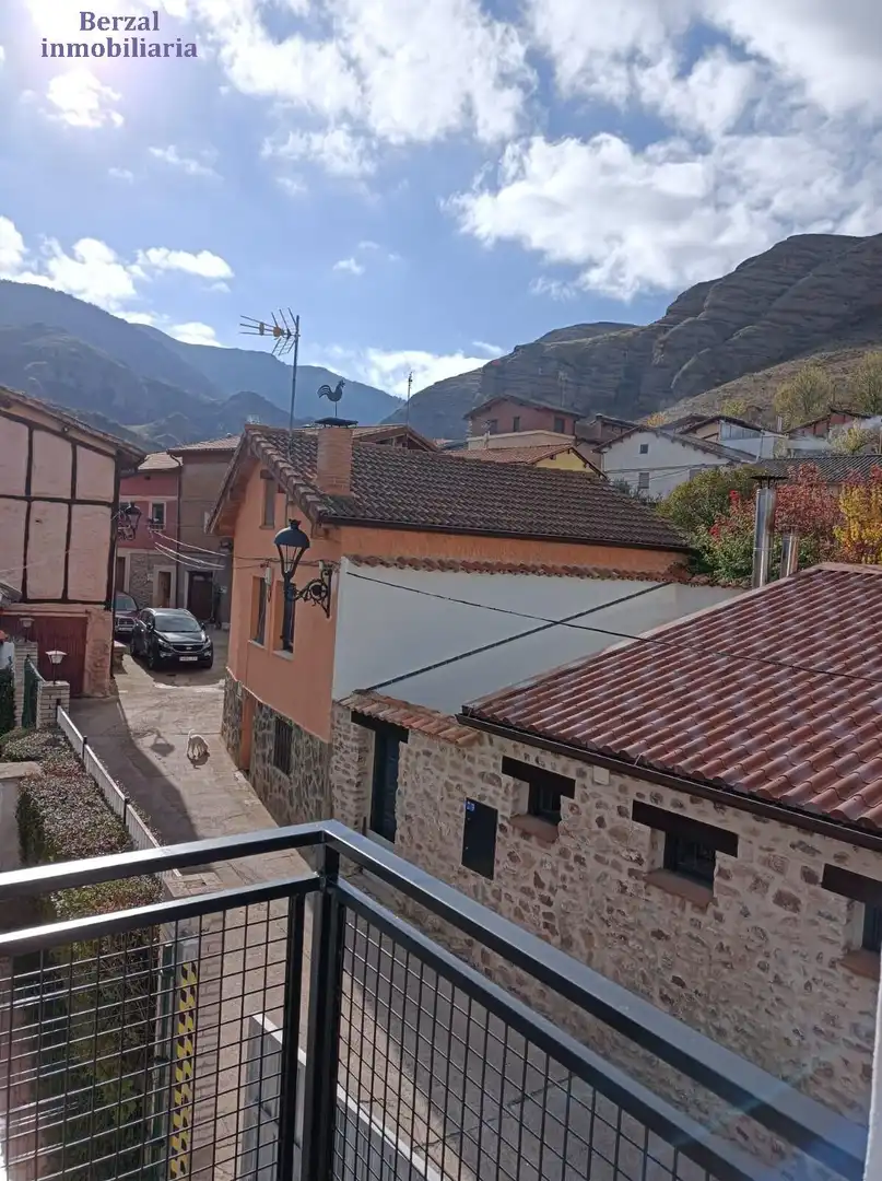 Vista exterior de Casa o xalet en venda en Matute amb Terrassa, Moblat i Balcó