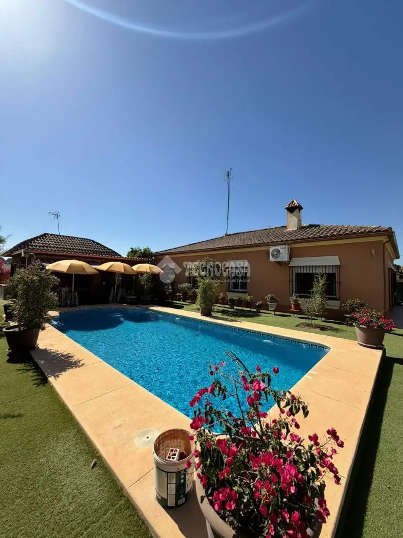 Vista exterior de Casa o xalet en venda en Dos Hermanas amb Aire condicionat