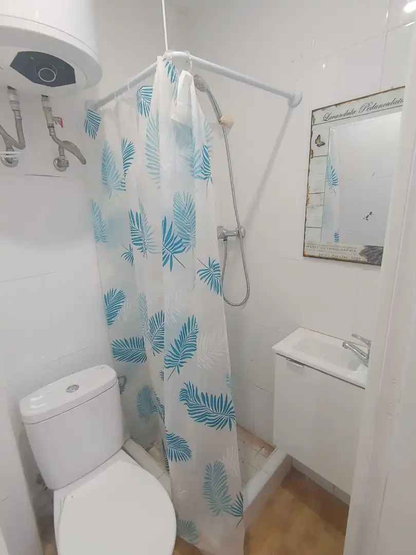 Baño de Estudio de alquiler en Barcelona con Calefacción, Amueblado y Lavadora
