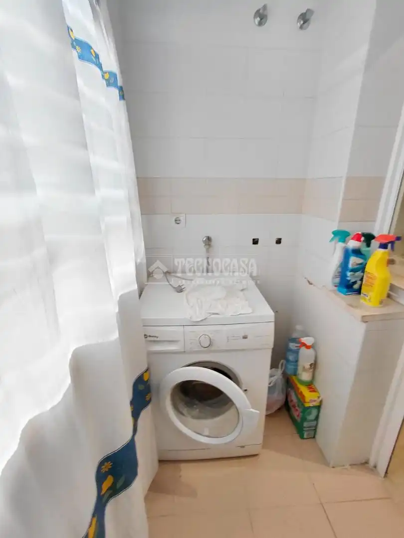 Bathroom of Flat for sale in Sevilla  with Air Conditioner, Terrace and Furnished