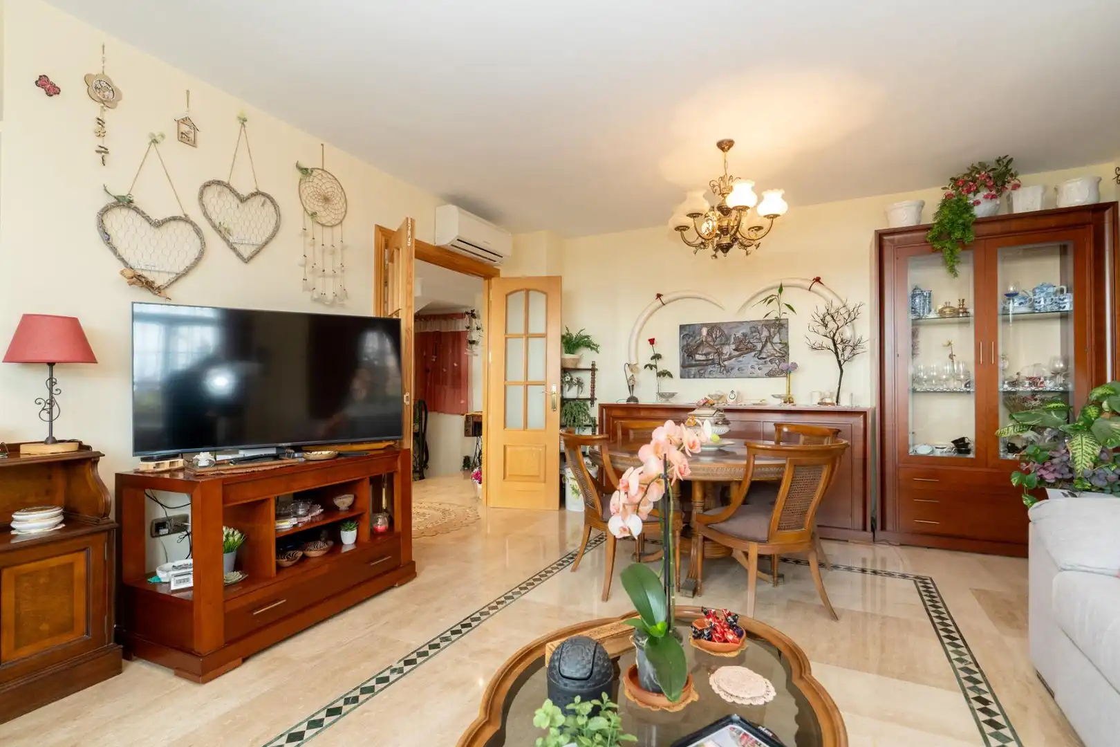 Sala d'estar de Casa o xalet en venda en Motril amb Aire condicionat, Jardí privat i Terrassa