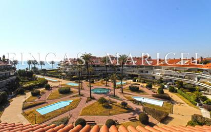 Vista exterior de Àtic en venda en Sitges amb Aire condicionat, Terrassa i Piscina