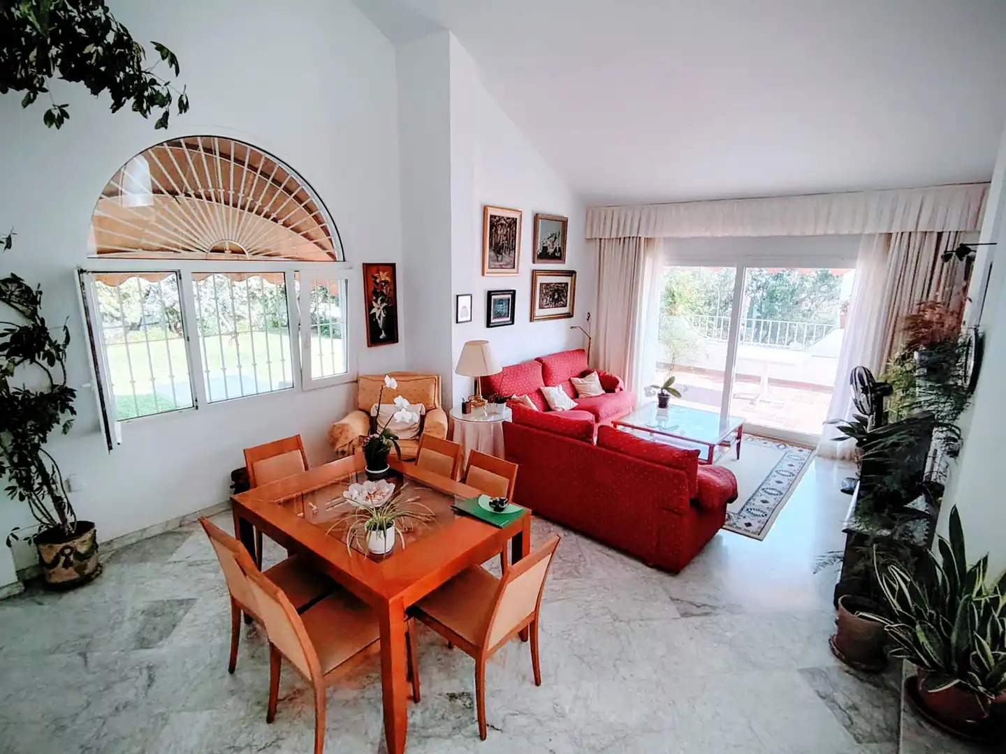 Sala de estar de Casa adosada en venta en Málaga con Aire acondicionado, Jardín privado y Trastero