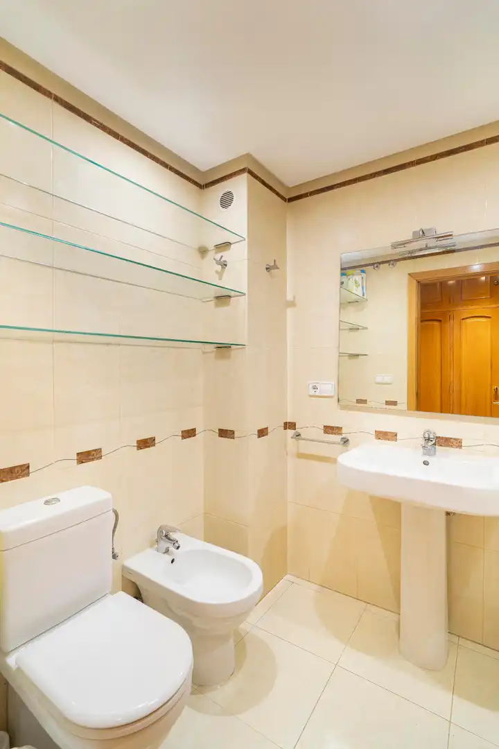 Badezimmer von Wohnungen zum Verkauf in A Coruña Capital  mit Heizung, Parkett und Abstellraum