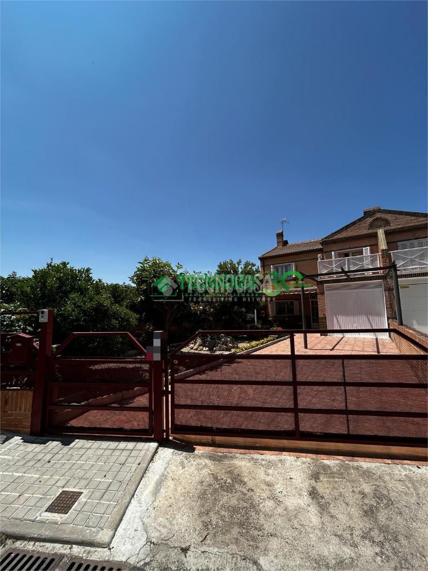 Exterior view of Single-family semi-detached for sale in Bargas  with Air Conditioner, Terrace and Balcony