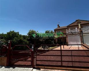 Vista exterior de Casa adosada en venda en Bargas amb Aire condicionat, Terrassa i Balcó