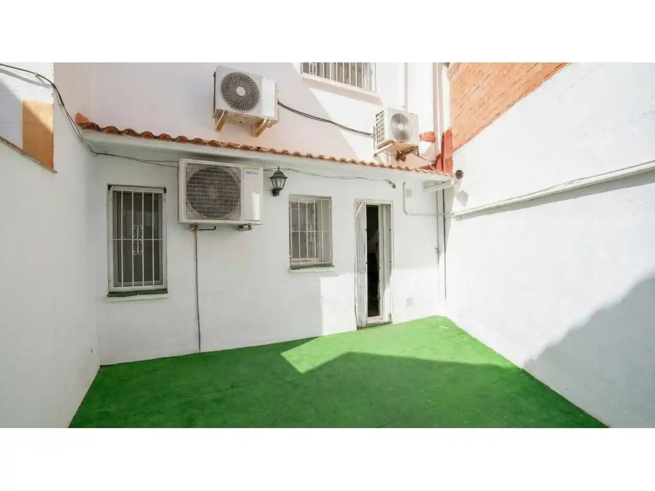 Vista exterior de Casa adosada en venta en Ripollet con Aire acondicionado, Calefacción y Jardín privado