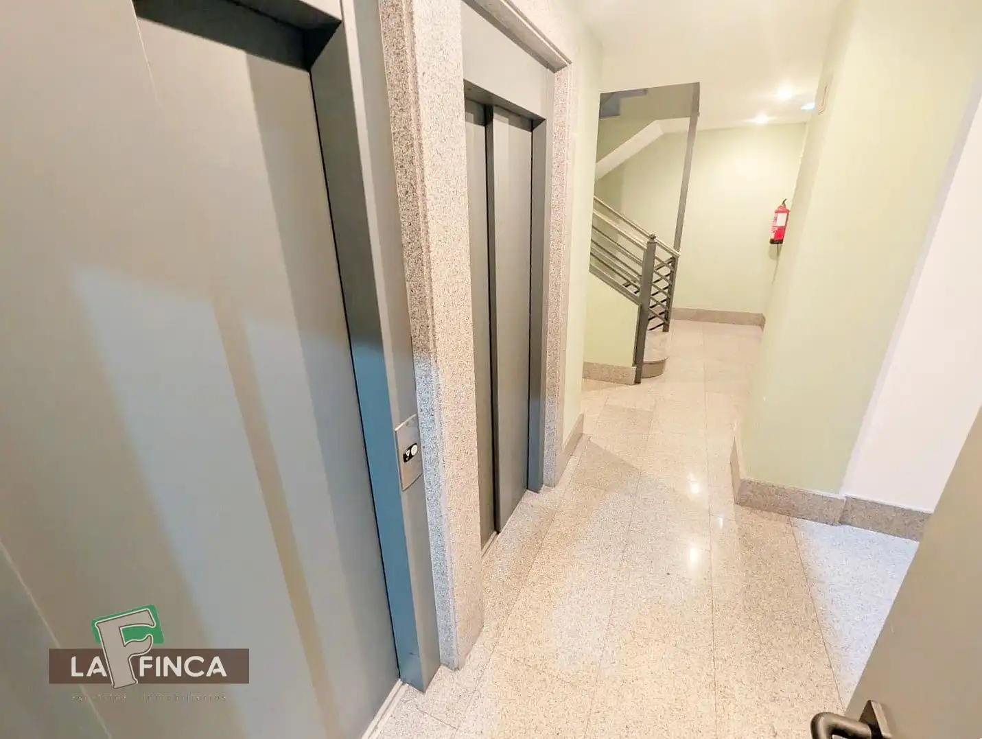 Apartament en venda en Oviedo  amb Calefacció, Traster i Moblat