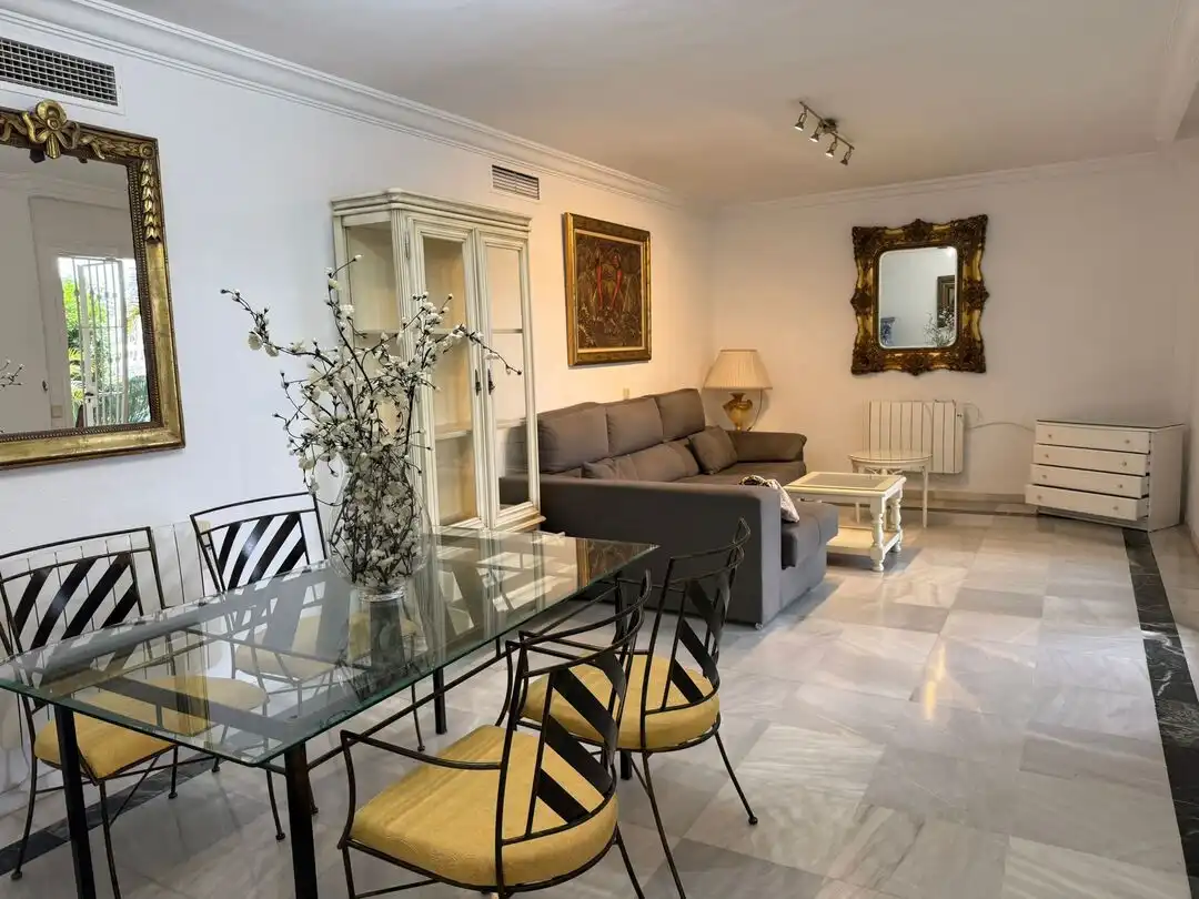 Sala d'estar de Pis de lloguer en Marbella amb Aire condicionat, Calefacció i Jardí privat