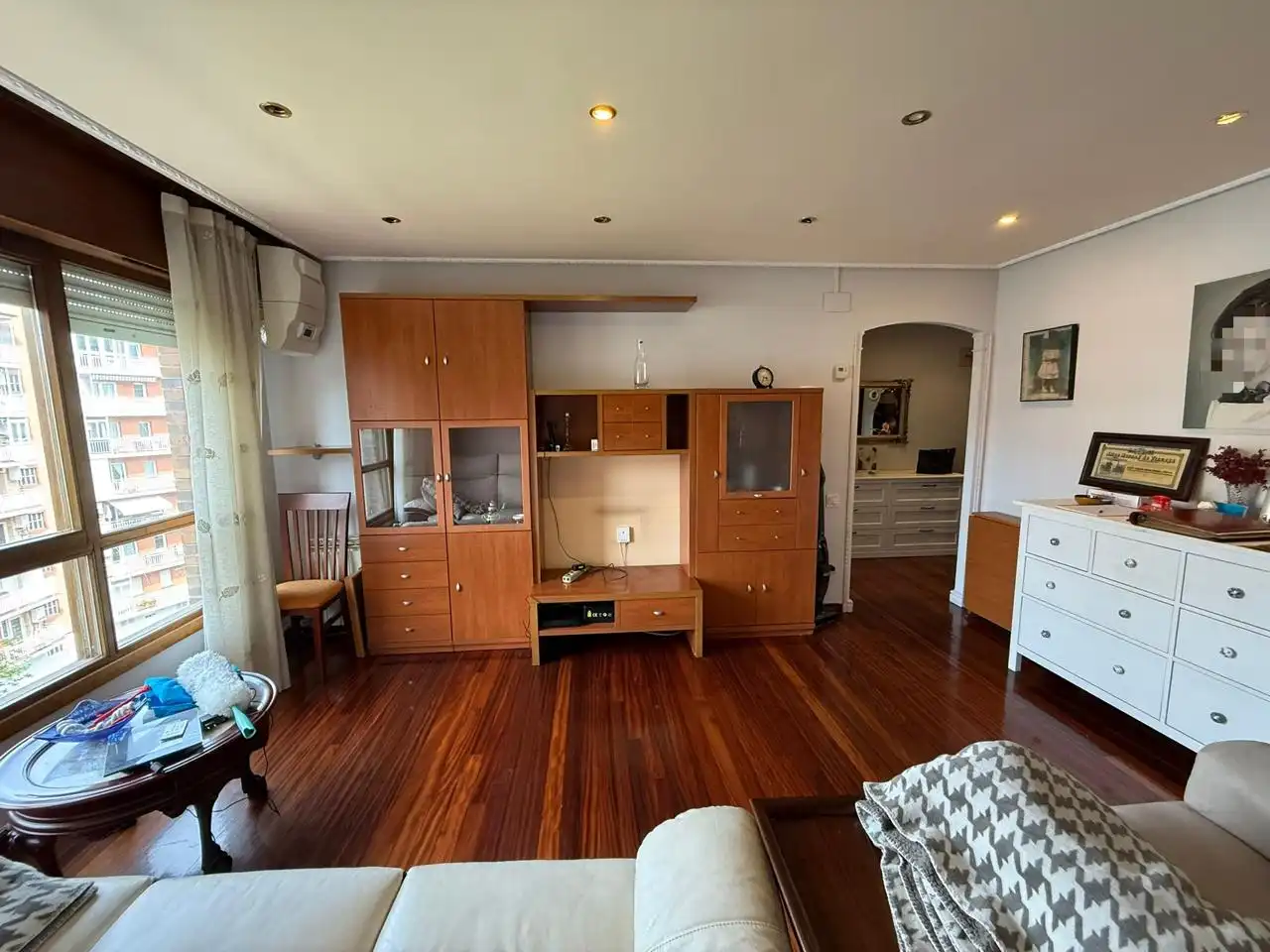 Sala de estar de Piso en venta en Castro-Urdiales con Calefacción, Parquet y Piscina comunitaria